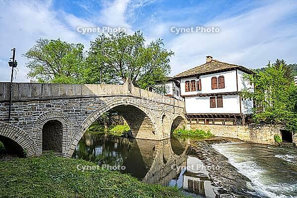 The old bridge and traditional Bulgarian houses in the old town of Tryavna, Bulgaria. Die alte Brücke und die traditionellen bulgarischen Häuser in der Altstadt von Tryavna, Bulgarien [IBR123790579]
