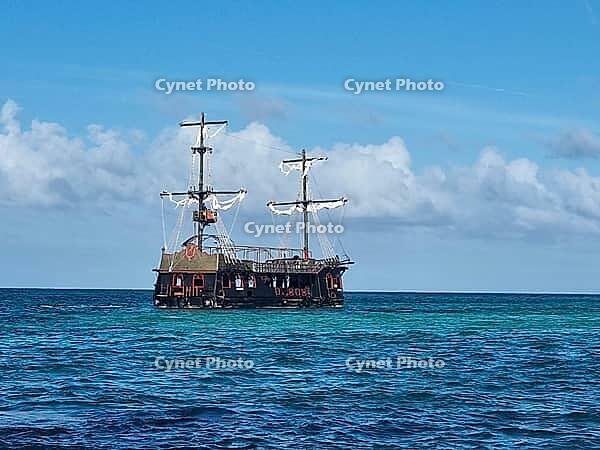 Drawing style photo of a pirate ship on Bavaro Beach, Punta Cana, Dominican Republic. Zeichenstilfoto eines Piratenschiffs am Strand von Bavaro, Punta Cana, Dominikanische Republik [IBR123790592]