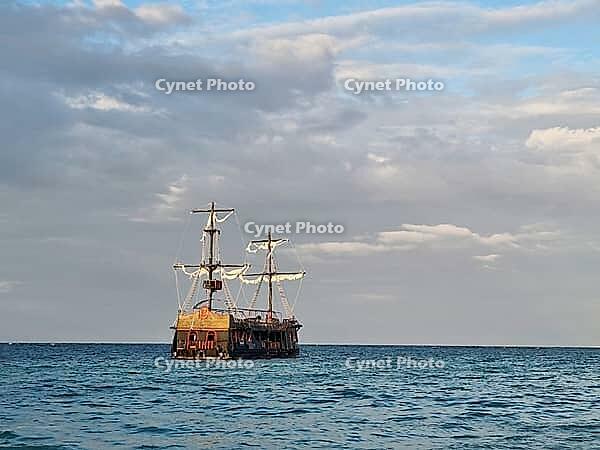 Drawing style photo of a pirate ship on Bavaro Beach, Punta Cana, Dominican Republic. Zeichenstilfoto eines Piratenschiffs am Strand von Bavaro, Punta Cana, Dominikanische Republik [IBR123790593]