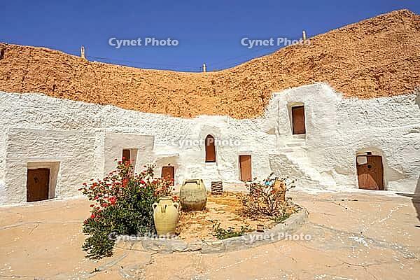Traditional Rock Houses in Matmata, Tunisia, Traditionelle Felsenhäuser in Matmata, Tunesien [IBR123790623]