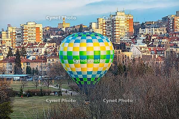 Vergnügungsballon über South Park, gegenüber dem Stadtteil Lozenets, Sofia [IBR123790626]