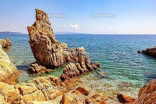 Amazing Rocks at The Beach with beautiful colors of water of the sea, near Town of Develiki, Greece. Erstaunliche Felsen am Strand mit wunderschönen Farben des Meereswassers, in der Nähe der Stadt Develiki, Griechenland [IBR123790645]