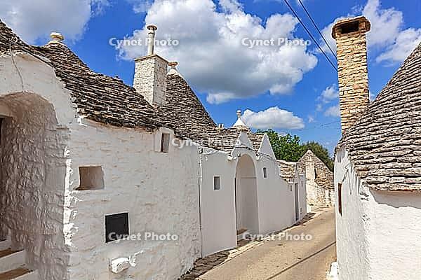 Die einzigartigen Trulli in Alberobello, Bari, Italien [IBR123790647]