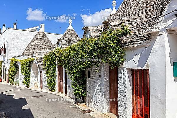 Die einzigartigen Trulli in Alberobello, Bari, Italien [IBR123790649]