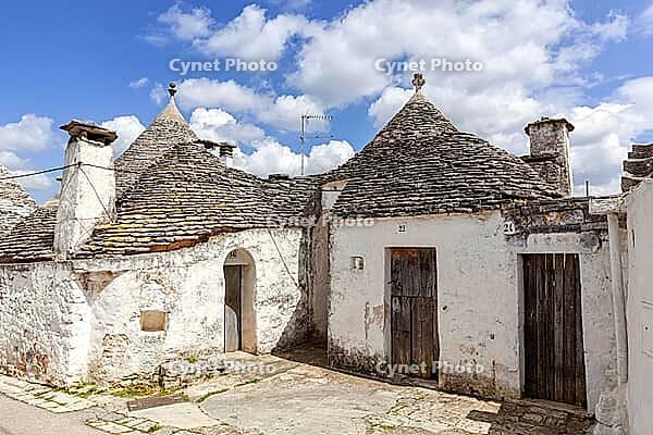 Die einzigartigen Trulli in Alberobello, Bari, Italien [IBR123790650]