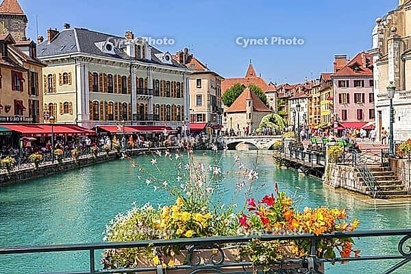 Die schöne mittelalterliche Stadt Annecy, französische Alpen [IBR123790652]
