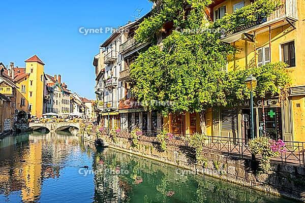 Die schöne mittelalterliche Stadt Annecy, französische Alpen [IBR123790656]