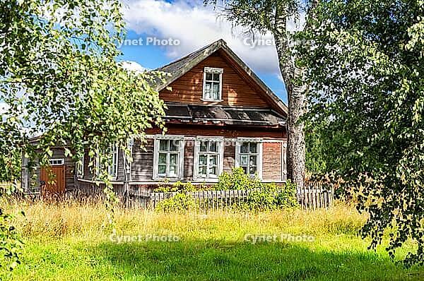 Old rural wooden house in abandoned russian village in summer sunny day ...