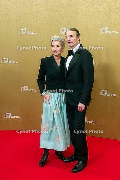 Mads Mikkelsen with woman Hanne Jacobsen, EUROPEAN FILM AWARDS Berlin 2026, photo call at the House of World Cultures, Berlin, 17.01.2026 [IBR112941832]