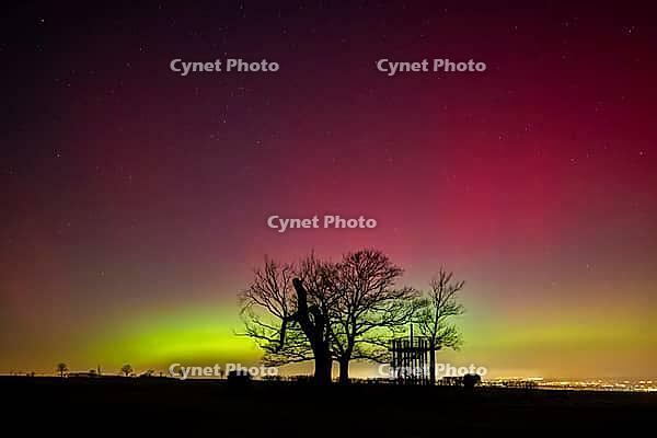 Strong coronary mass ejections on the Sun have sent correspondingly intense storms of charged particles towards Earth, where they have also caused auroras over Germany. These auroras are produced in the atmosphere at an altitude of 70 to 800 kilometers wh [IBR112941845]