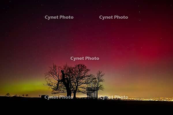 Strong coronary mass ejections on the Sun have sent correspondingly intense storms of charged particles towards Earth, where they have also caused auroras over Germany. These auroras are produced in the atmosphere at an altitude of 70 to 800 kilometers wh [IBR112941848]