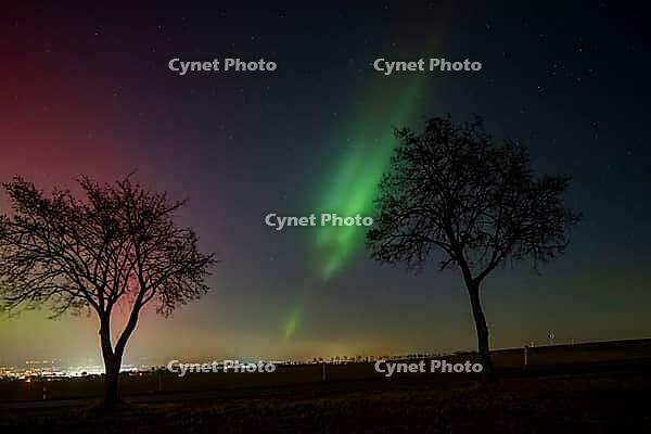 Strong coronary mass ejections on the Sun have sent correspondingly intense storms of charged particles towards Earth, where they have also caused auroras over Germany. These auroras are produced in the atmosphere at an altitude of 70 to 800 kilometers wh [IBR112941850]
