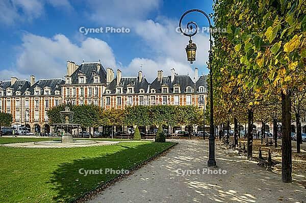 Place des Vosges, Marais, Paris, France [IBR123911520]