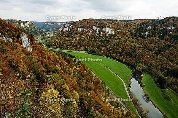 Autumnal forest and Werenwag Castle, Eichfelsen viewpoint, near Irndorf, Upper Danube nature park Park, Upper Danube Valley, Danube, Swabian Jura, Baden-Württemberg, Germany [IBR123911541]