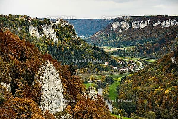 Autumnal forest and Werenwag Castle, Eichfelsen viewpoint, near Irndorf, Upper Danube nature park Park, Upper Danube Valley, Danube, Swabian Jura, Baden-Württemberg, Germany [IBR123911542]
