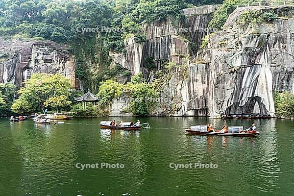 The East Lake in Shaoxing City, Zhejiang Province, China, featuring beautiful mountains, clear waters, and distinctive wooden boats, is a national AAAA-level tourist attraction [IBR123991000]