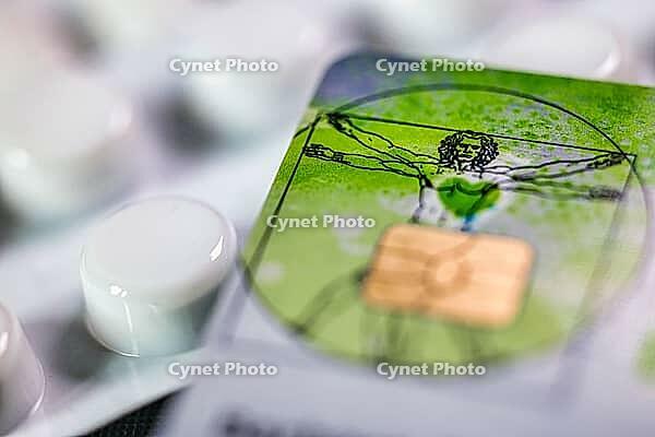 Electronic health card, health insurance card with tablets, medicine, close-up, studio shot, Germany [IBR123999884]
