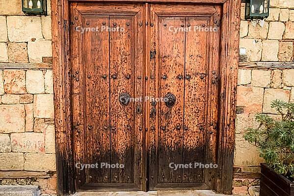 Vintage wooden gate door in the old building of the historic town of Kaleici [IBR124083608]