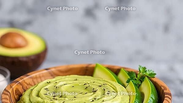 Green avocado dip in a wooden bowl, decorated with avocado wedges and sprinkled with herbs, delicious dip, perfect as a side dish for meals and parties, AI generates, AI generated [IBR124458844]