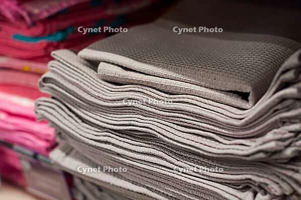 Beige Küchentextilien, gestapelte Waffelhandtücher, weicher Fokus [IBR124491564]