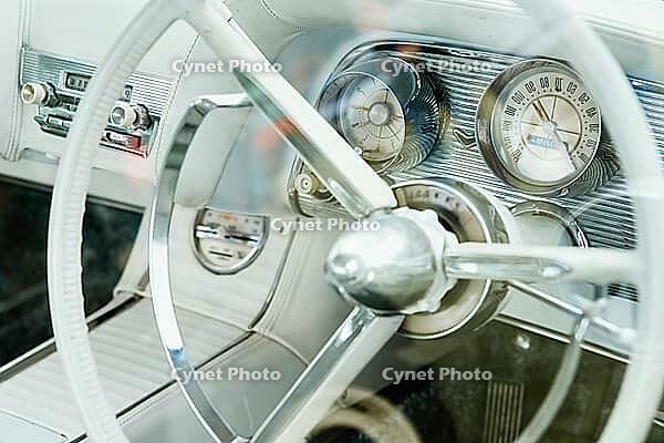 Retro car bright interior, dashboard and steering wheel with controls in classic american car [IBR124497429]