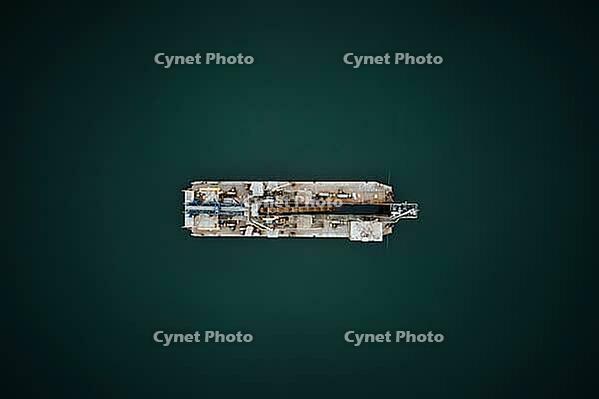 Schiff zur Sandgewinnung im See, Luftaufnahme [IBR124497439]