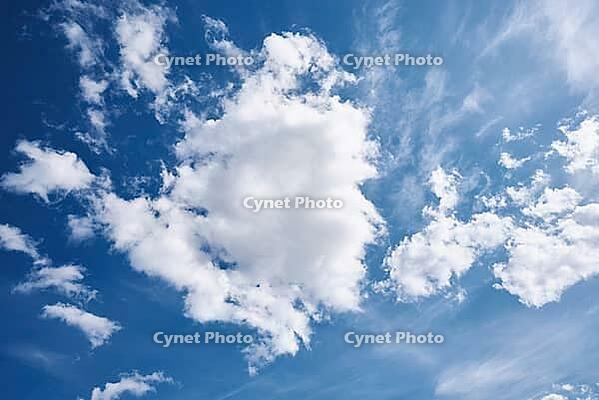 White cumulus clouds in blue sky, beautiful cloudscape background [IBR124497463]