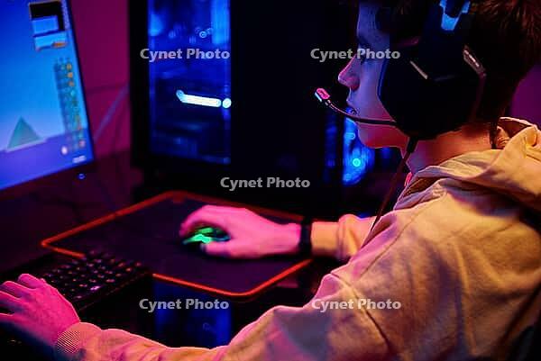 Junge spielt zu Hause Computerspiele, Spielsucht [IBR124497501]