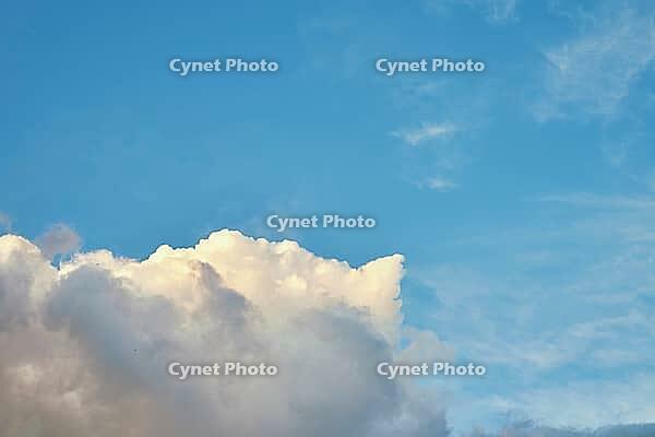 White cumulus clouds in blue sky, beautiful cloudscape background [IBR124497503]