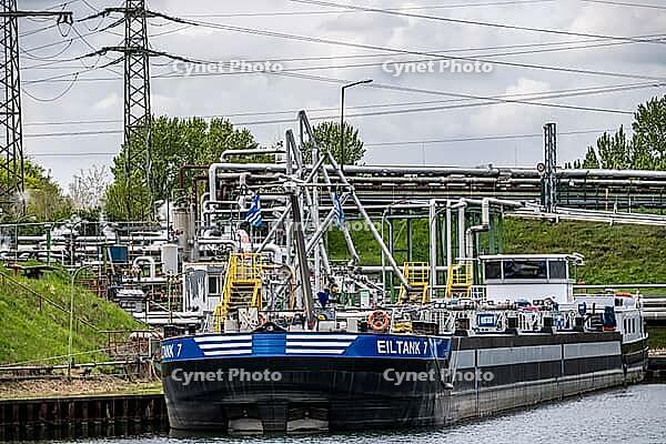 Ruhröl refinery, BP Gelsenkirchen, now BP Refining & Petrochemicals GmbH, tanks and plant in Gelsenkirchen-Horst, on the Rhine-Herne Canal, tanker ship, Gelsenkirchen, North Rhine-Westphalia, Germany [IBR113137577]