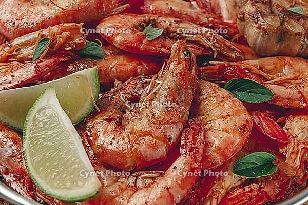 Fried king prawns, in shell, with spices, size 30/40, unpeeled shrimp, homemade, no people [IBR124552178]