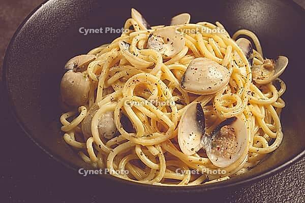 Spaghetti vongole, venerki, homemade, no people [IBR124585375]