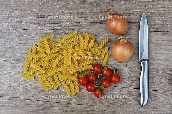 Onions (Allium cepa) with cocktail tomatoes (Solanum lycopersicum) and fusilli pasta, Kempen, North Rhine-Westphalia, Germany [IBR124629099]