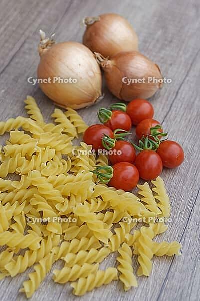 Onions (Allium cepa) with cocktail tomatoes (Solanum lycopersicum) and fusilli pasta, Kempen, North Rhine-Westphalia, Germany [IBR124629104]