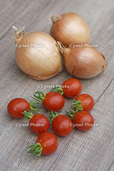 Onions (Allium cepa) with cocktail tomatoes (Solanum lycopersicum), Kempen, North Rhine-Westphalia, Germany [IBR124629110]