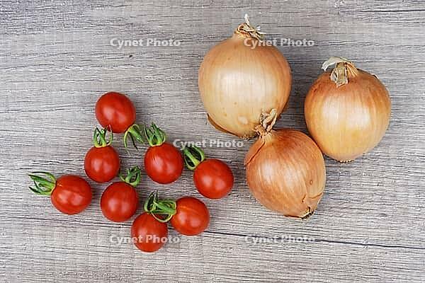 Onions (Allium cepa) with cocktail tomatoes (Solanum lycopersicum), Kempen, North Rhine-Westphalia, Germany [IBR124629111]