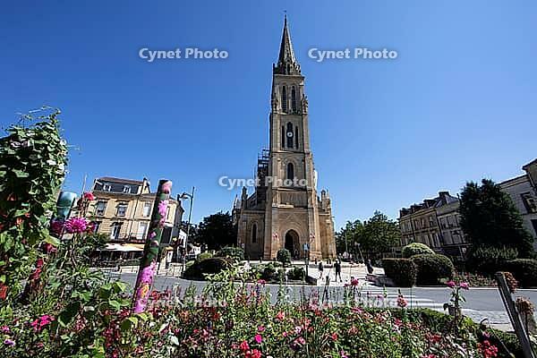 Notre Dame Church on Place Mar$00E9chal de Lattre Tassigny in Bergerac, Dordogne department, Nouvelle-Aquitaine region, Bergerac Arrondissement, P$00E9rigord Blanc, France [IBR124629481]