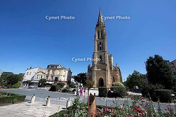 Notre Dame Church on Place Mar$00E9chal de Lattre Tassigny in Bergerac, Dordogne department, Nouvelle-Aquitaine region, Bergerac Arrondissement, P$00E9rigord Blanc, France [IBR124629485]
