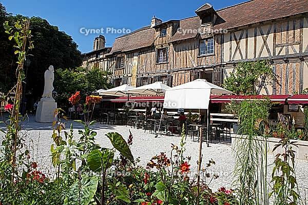 Traditional timber-frame houses on Place de la Myrpe, Bergerac, Dordogne department, Nouvelle-Aquitaine region, Bergerac arrondissement, P$00E9rigord Blanc, France [IBR124629486]