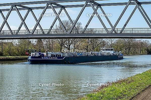 Cargo ship under steel bridge on the Mittelland Canal near Wimmer, Wimmer, Lower Saxony, Germany [IBR124631257]