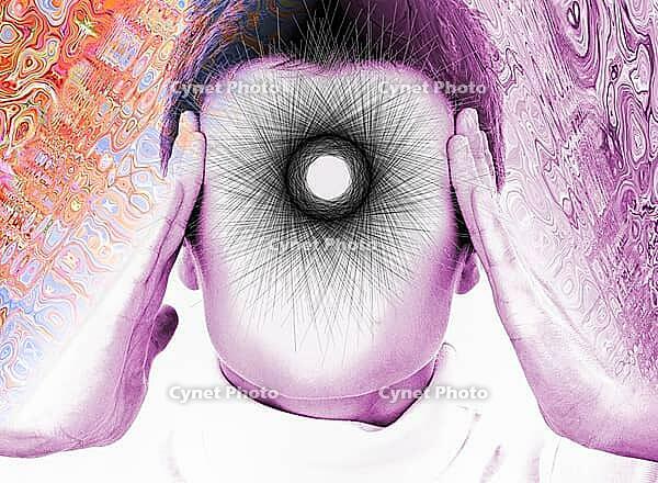 Icon photo, faceless head, stress, migraine, headache, psyche, psychological problems, brain depression, danger, AI, ChatGBT, OpenAI, chatbot, artificial intelligence, IT system, computer science, industry, IT technology, computer system, software, Micros [IBR124636280]