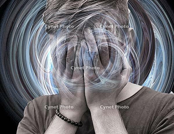 Symbolic photo, stress, hands in front of face, boy, young man, threat, migraine, headache, psyche, mental problems, brain, depression, overwhelming, despair, job, burden, danger, AI, AI, ChatGBT, OpenAI, chatbot, artificial intelligence, IT system, indus [IBR124636281]