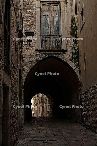 Narrow street in Trani, Puglia, Italy [IBR124748856]