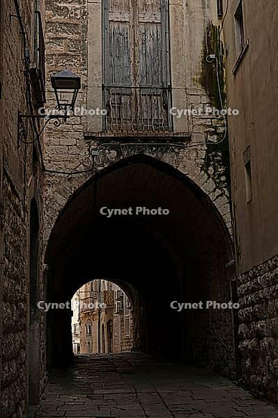 Narrow street in Trani, Puglia, Italy [IBR124748859]