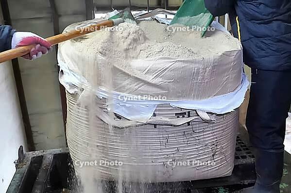 Dried powder with fertilizer for growing mushrooms on the farm. raw materials for the mushroom industry [IBR124748905]