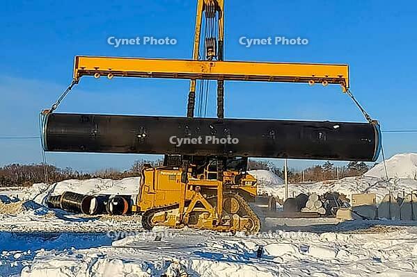 Moving and transporting gas pipes for laying them in a ditch for installation [IBR124748918]