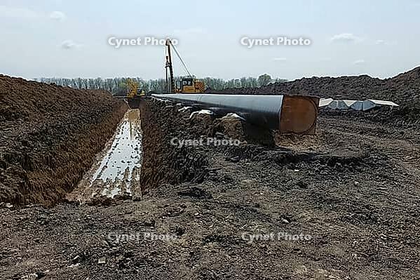 Laying pipelines in a ditch with the help of pipelayer loaders, construction of oil pipelines and gas pipelines in remote areas [IBR124748921]