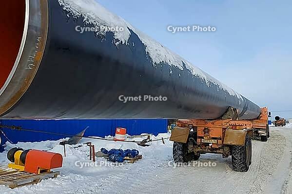 Moving and transporting gas pipes for laying them in a ditch for installation [IBR124748924]