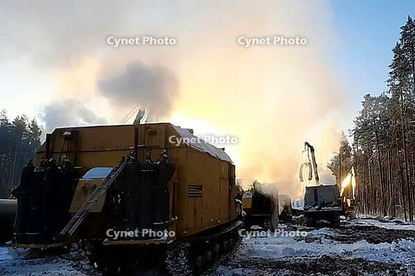 Warming up special equipment in a forty-degree frost so that it does not freeze. Special equipment for laying a gas pipeline [IBR124748928]