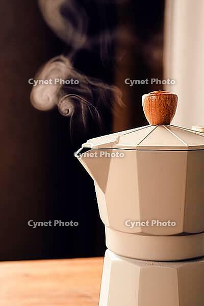 Geyser coffee maker, beige, close-up, boiling, steam from the spout, morning, breakfast, no people [IBR124748952]